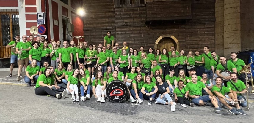 Foto dels membres de la filà davant del castell